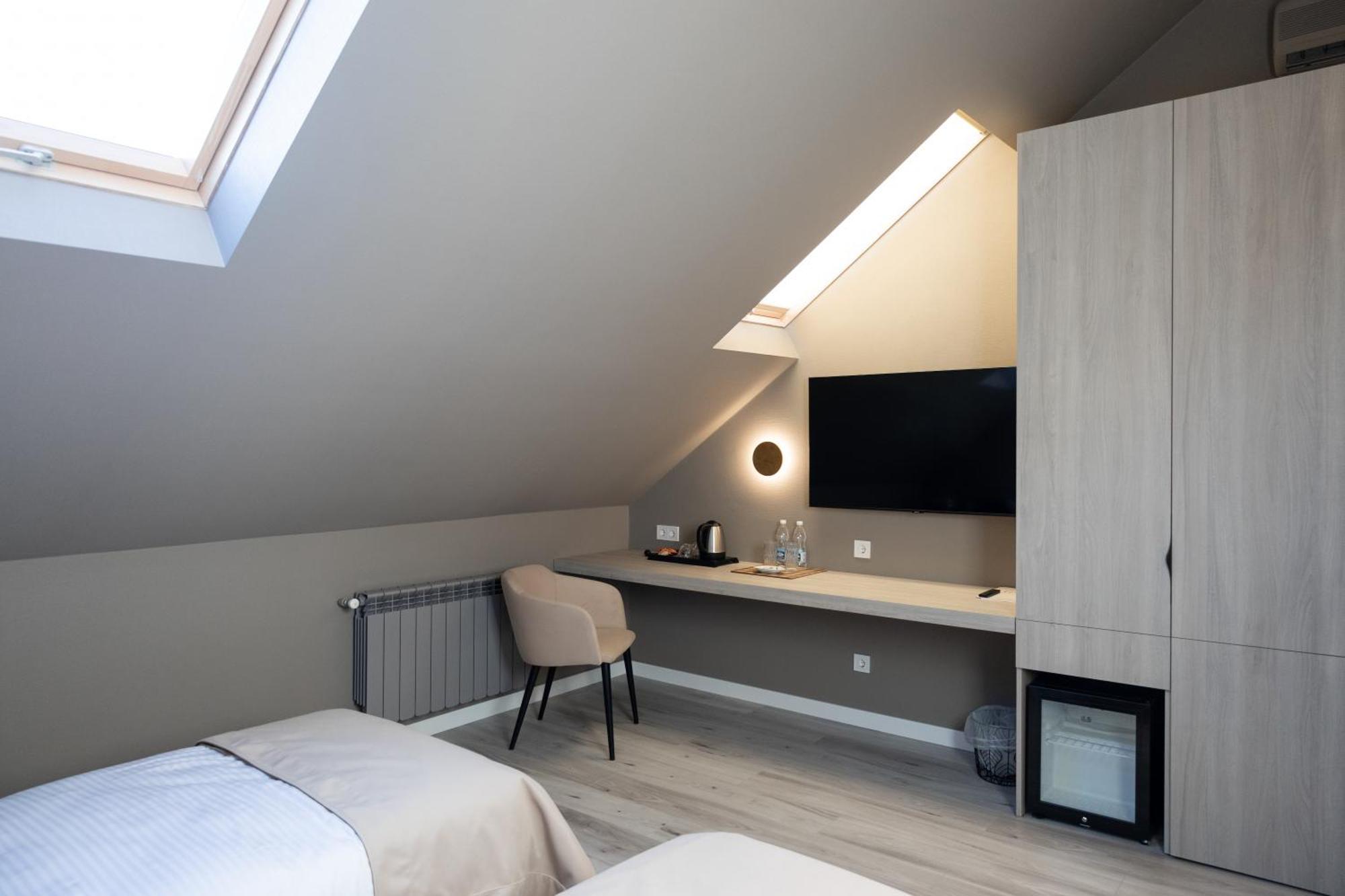 R.Hotel Černivci Esterno foto