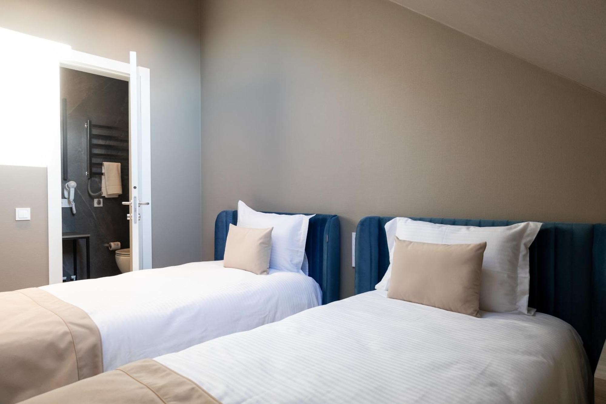 R.Hotel Černivci Esterno foto