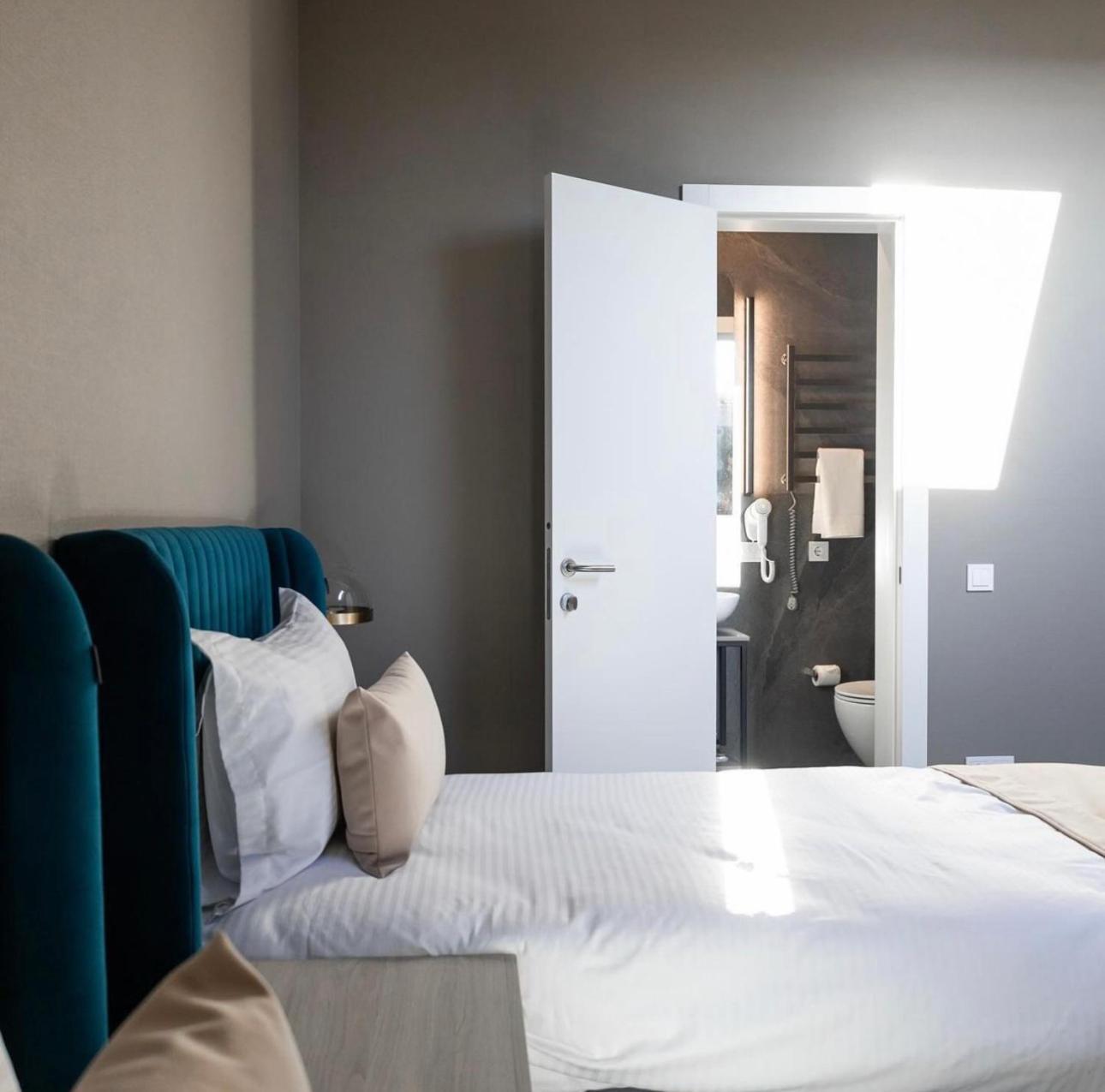 R.Hotel Černivci Esterno foto