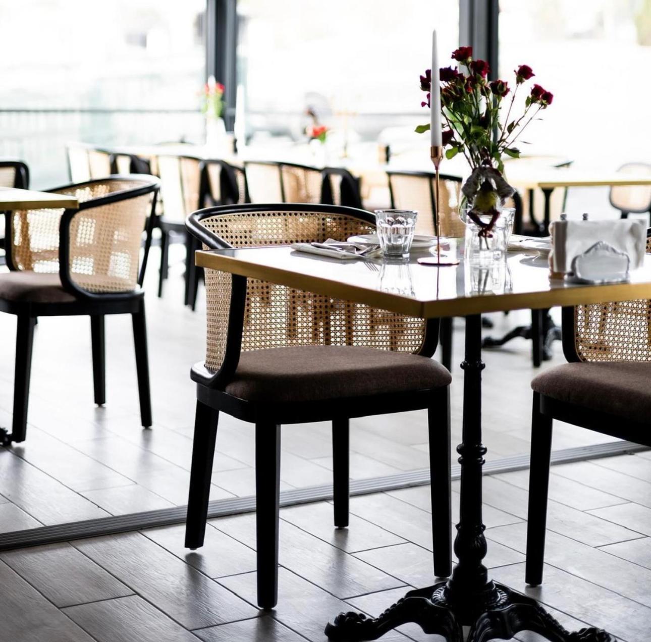 R.Hotel Černivci Esterno foto