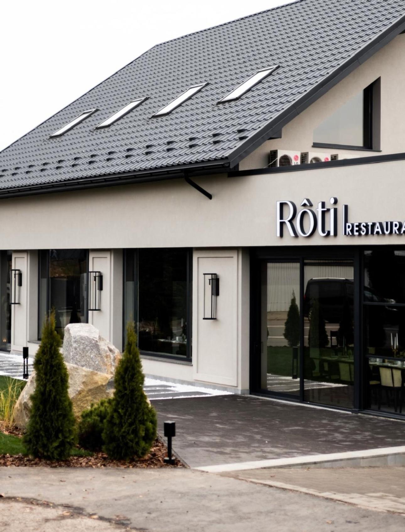 R.Hotel Černivci Esterno foto